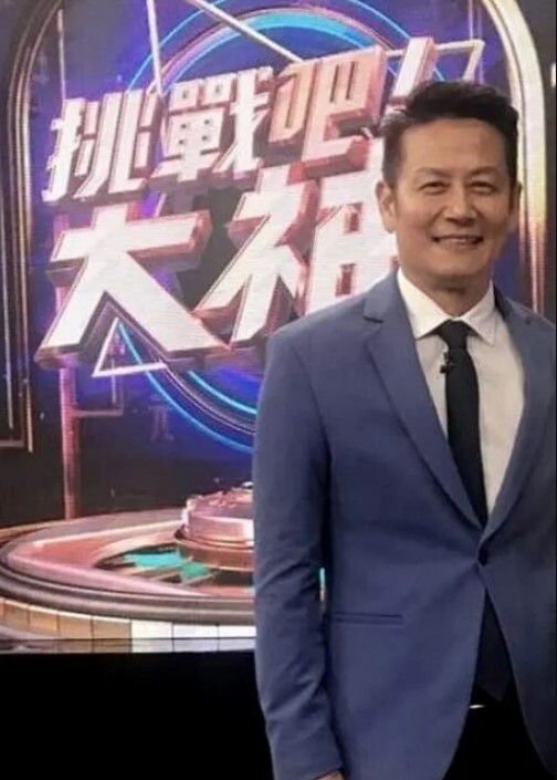 【首尔富豪圈-真实换妻】找单男群P娇妻，颜射口爆 - 免费精品站海报